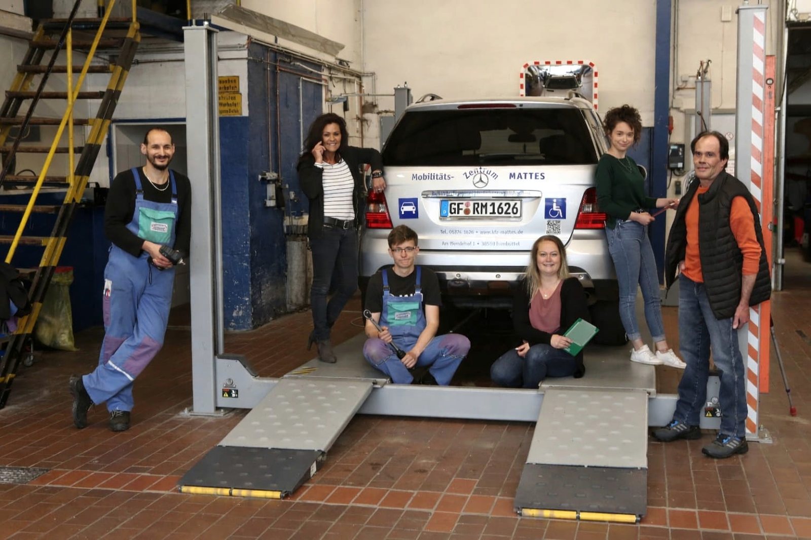 Das Team der KFZ-Meisterwerkstatt Mattes an der Hebebühne